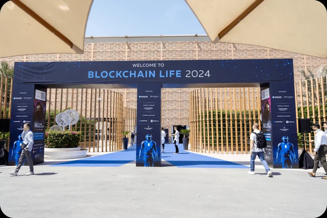 Group of people at the Sapioexs booth during an event